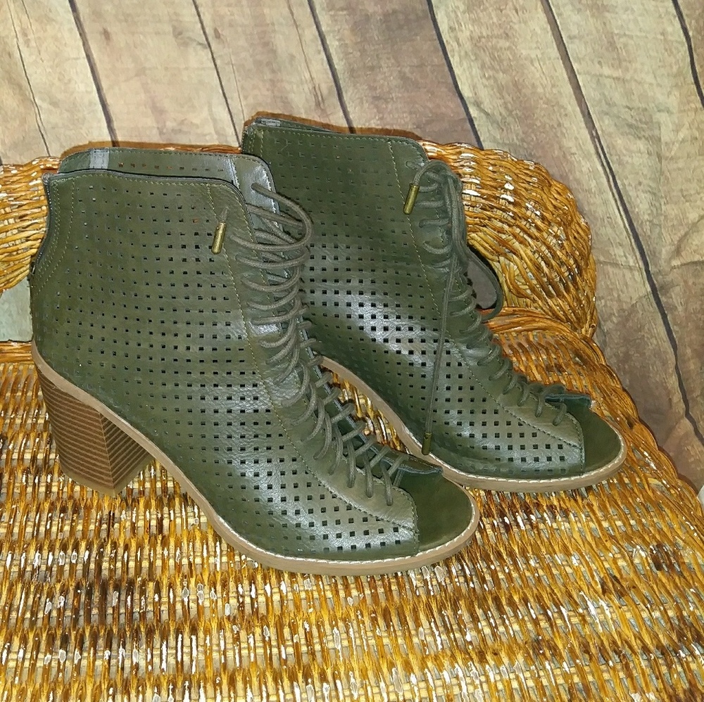 Chunky heel open toes lace up boots